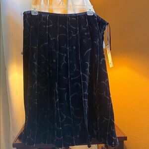 NWT…Anne Klein Elegant Black Patterned Skirt